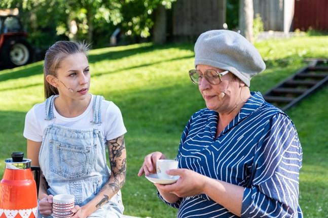 Det blir ingen sommarteater vid Åliden i år. I fjol spelade man pjäsen "All vår möda och alla våra drömmar" med bland annat Cajsa Östman (t.v) och Carina Viklund-Östman i rollerna.