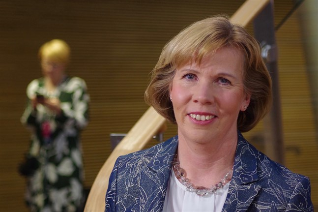 Anna-Maja Henriksson säger att ministrarna behöver alla sina medarbetare. Sociala medier har ökat arbetsbördan rejält.