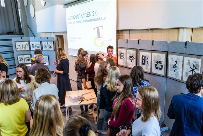 På fredagen var det bokrelease och vernissage för Kodknäckaren 2.0 i Topeliusgymnasiet i Nykarleby.