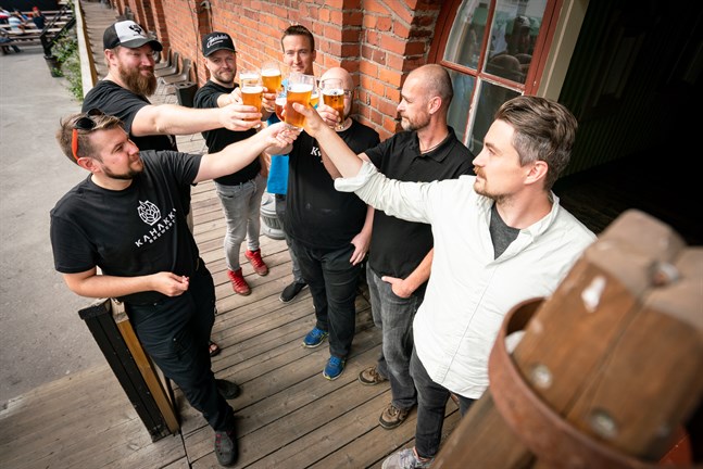 Bryggarna Nicke Kavilo (Kahakka), Kalle Hirvikoski (Moose on the loose), Daniel Löf (Jacobstads), Carl-Erik Höglund (Keppo), Patrik Willför (Kvarken)(skymd), Lasse Pettersson och Jura Mikkonen (Bock's) skålar för ölfestivalen.