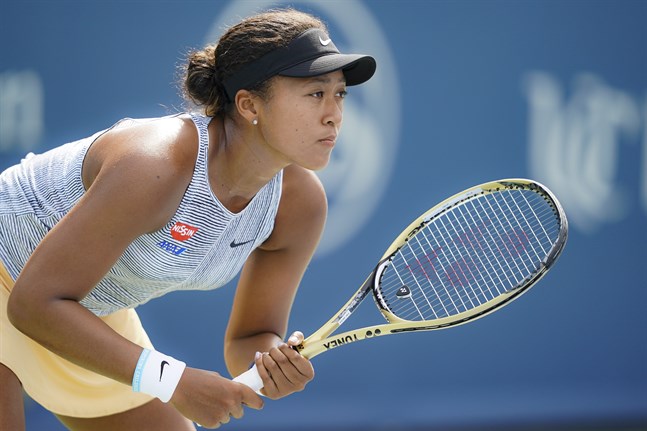 Naomi Osaka väntar på serve från Sofia Kenin i Cincinnati.
