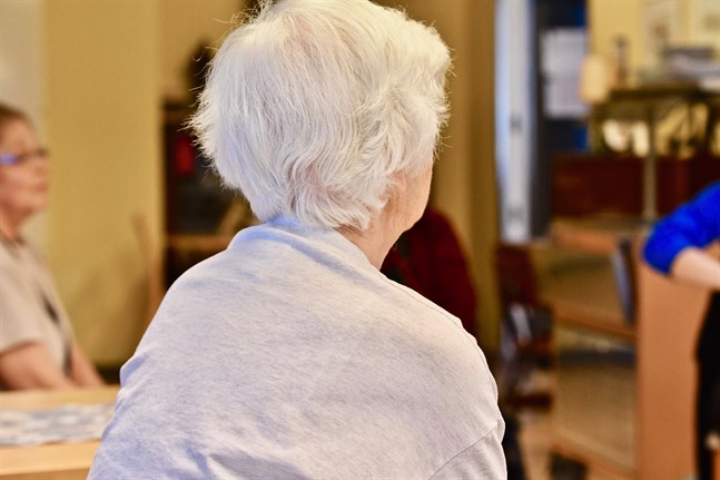 Fler än var tredje pensionär på landsbygden har svårt att få ihop till mediciner och hyra, medan bara var fjärde i städerna upplever svårigheter med dessa utgifter.