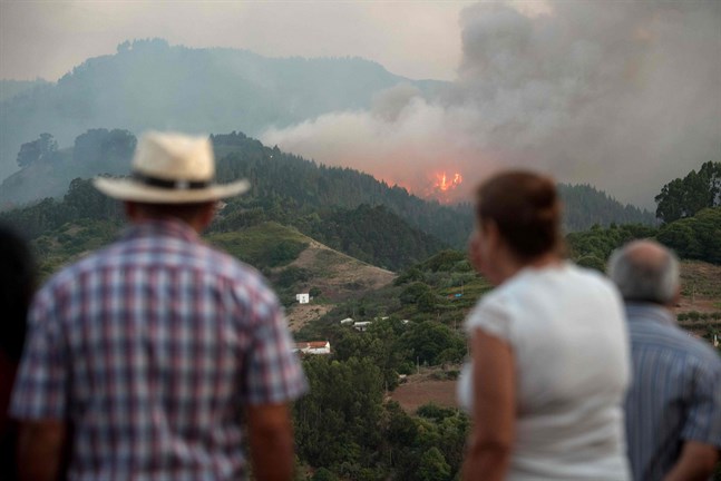 Omkring 700 brandmän kämpar mot lågorna på Gran Canaria.