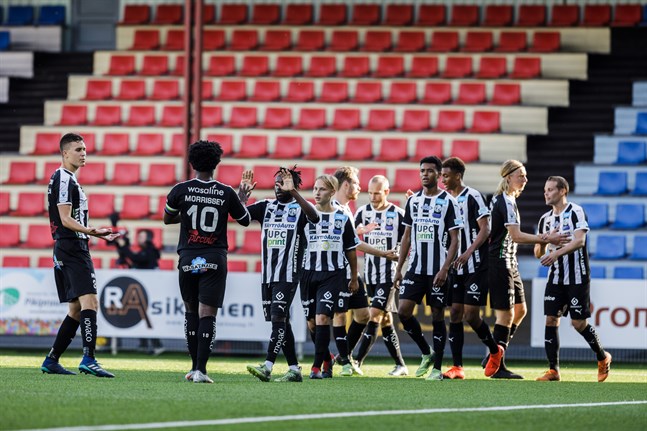 VPS firar lagets första mål, gjort av Alain Ebwelle.