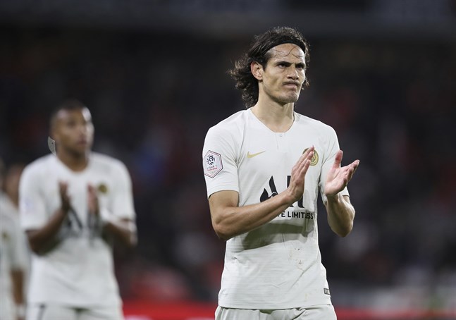 En besviken Edinson Cavani applåderar publiken efter förlusten mot Rennes.
