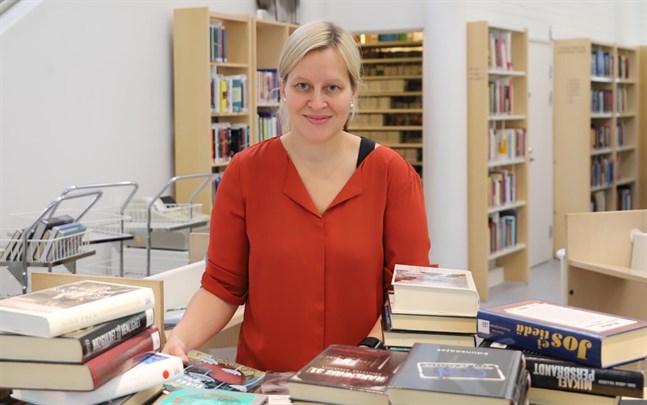 Maria Kronqvist-Berg berättar att Korsholmarna är försiktigt positiva till självbetjäning i bibliotek.