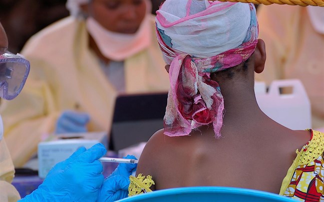 En flicka i Goma vaccineras mot ebola.