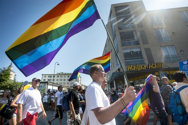 Alla nya tendenser i samhället är inte bra, samma sak gäller gamla. Men alla som grundar sig på etik, empati, solidaritet, kärlek och välvillig forskning ska vi ta till oss och befrämja, skriver Göran Ekström. Bilden är från prideparaden i Jakobstad 2014.