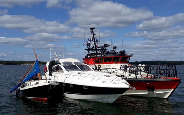 Segelbåten gick för motor då olyckan med den svartvita motorbåten inträffade. Till höger Gränsbevakningens fartyg.