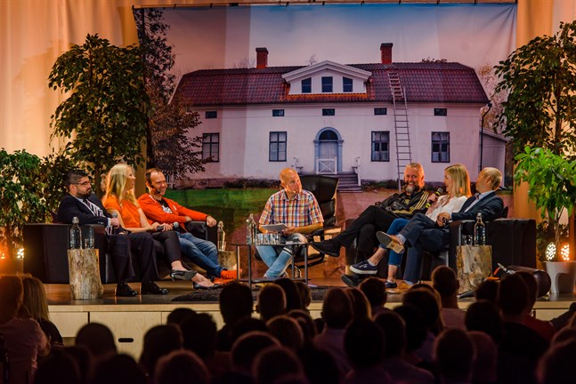 NIC kickoff vid Stjärnhallen i Nykarleby. Naser Ozone, Johanna Tidström, Peter Vesterbacka, Kaj Kunnas, Konrad Bergström, Susanna Kyllönen och Stefan Sjöberg i soffdiskussion.