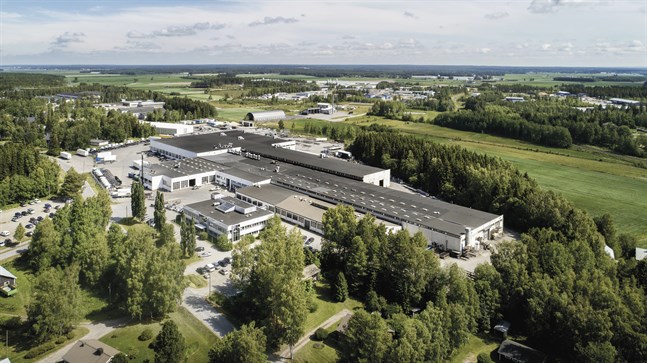 Närkos fabrik omfattar i dag 27 000 kvadratmeter. Längan med ljusare, brutet tak bakom den kvadratiska kontorsbyggnaden är den första hallen som byggdes när fabriken startade.