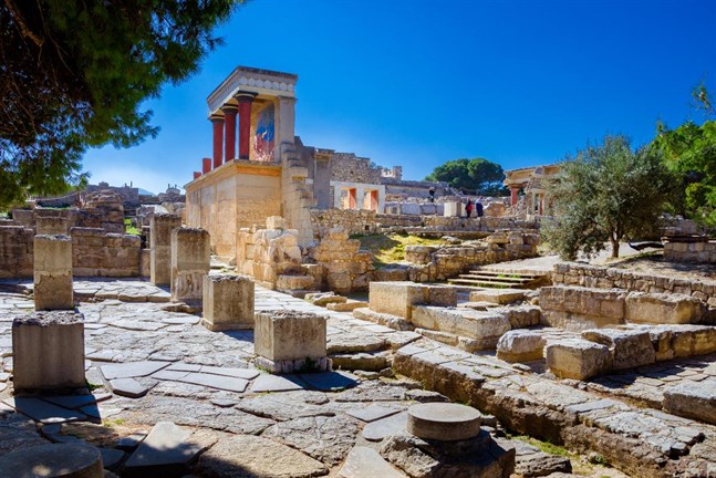 Varför inte ta en charter till Kreta med barnen och låta dem uppleva sagorna i den grekiska mytologin? Knossos, med sin spännande labyrint, når du lätt från alla delar av ön.