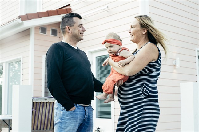 Christer och Henna Lundström är lyckliga över att ha fått flytta in i nya huset som har byggts efter branden förra sommaren. I februari föddes deras första dotter och sjunde barn Ada.