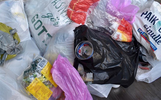 Den svarta plasten är svår att återvinna. Nu har tre finska livsmedelsbolag gått in för att avveckla konsumtionen av svart plast.