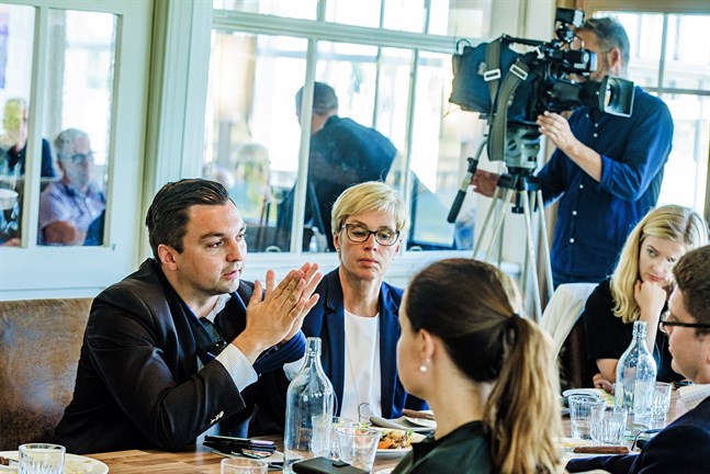 Joakim Strand med kolleger som Veronica Rehn-Kivi under en presslunch i Jakobstad. Arkivbild.