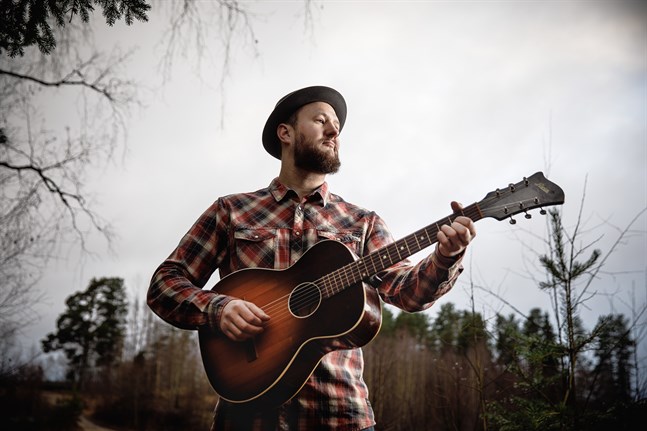Som artist kallar sig Tobias Fagerholm för No fortunate son. Förslaget kom från en vän och han tyckte att det lät bra.