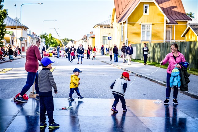 Kulturnatten i Nykarleby brukar samla alla åldrar till aktiviteter ute på gatorna och runt torget.