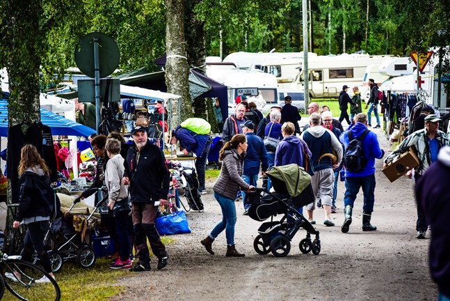 Staden Nykarleby har inte befogenheter att förbjuda Juthbackamarknaden, vill stadsdirektör Mats Brandt klargöra. Arrangörerna måste ta sitt ansvar. Bilden är från förra årets marknad.