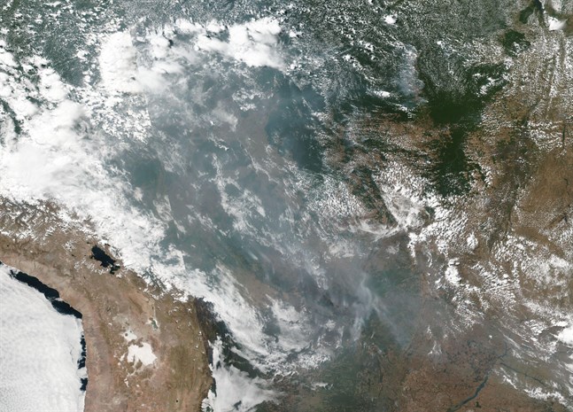 Satellitbild från Nasa som visar skogsbränderna i Amazonas regnskog.