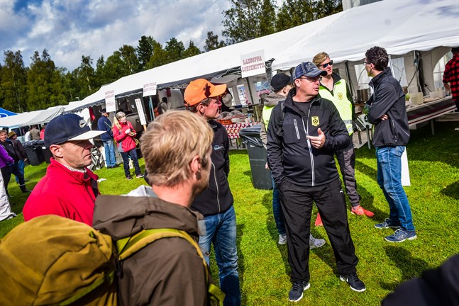 Det brukar röra sig omkring 300 talkoarbetare från NIK, Muik och Blue Fox på Juthbackamarknaden.