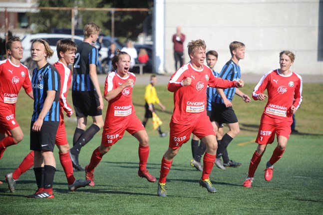 Samuel Uusitalo Jaro B jublar efter sitt mål. Albin Björkskog (7) till höger. Marcel Wargh skyndar till för att gratulera.