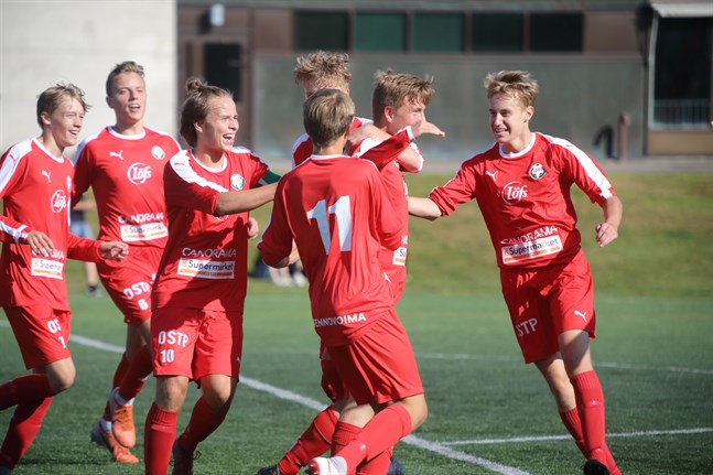 Jaros B-juniorer gjorde succé med FM-silver under den gångna säsongen. I helgen testas ett nytt lag mot tufft motstånd.