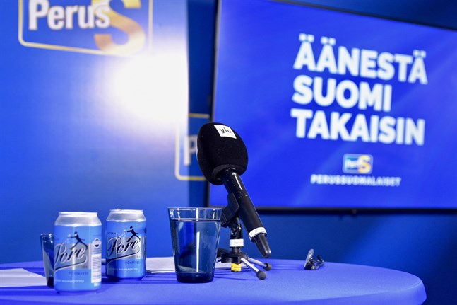 Sannfinländarna gav i fredags på sitt partistyrelsemöte en varning åt en medlem som i juli deltog i den nationalistiska grupperingen Kansallismielisen Liittoumas sommarläger.