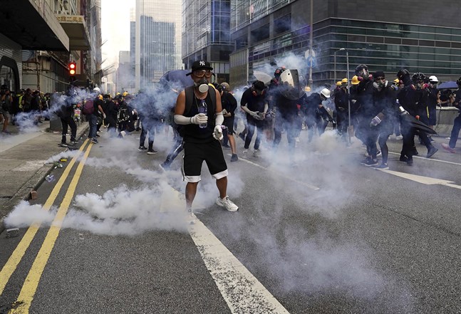 Hongkong-polisen använder tårgas för första gången på över en vecka. Bild från lördagen.