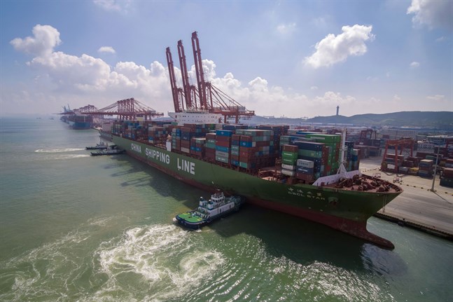 Ett kinesiskt containerfartyg vid en hamn i Qingdao i provinsen Shandong. Arkivbild.