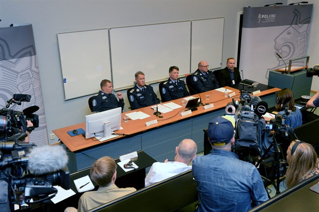 På plats vid Centralkriminalens presskonferens i Vanda var Robin Lardot, chef vid Cenralkriminalpolisen, polisöverdirektör Seppo Kolehmainen, Kari Rantala, polischef vid Polisinrättningen i Östra Nyland, Ari Karvonen, biträdande polischef vid polisinrättningen i Östra Nyland och Kimmo Huhta-aho, kriminalkommissarie vid Centralkriminalpolisen.