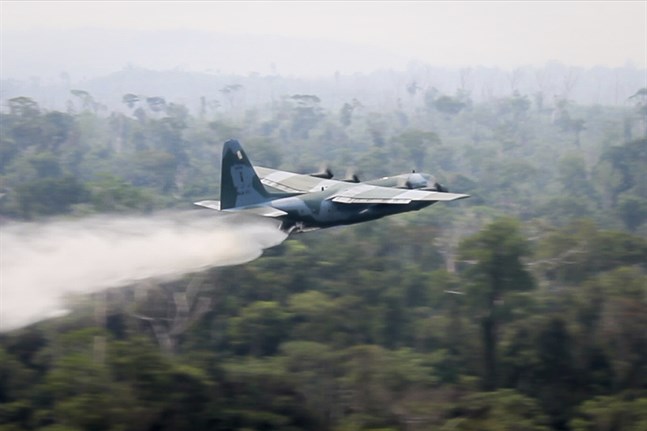 Herculesplan vattenbombar skogsbränderna i Amazonas.