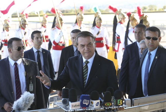 Brasiliens president Jair Bolsonaro vill nu ha utländsk hjälp till släckningsarbetet i Amazonas.