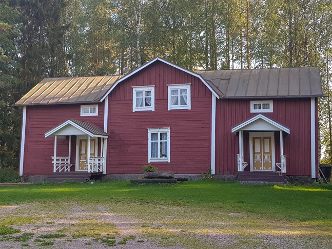 Staffansgården flyttades till Kyroboas i ett enda stycke. Flytten tog en hel dag.