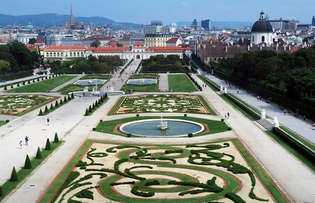 Från övre Belvedere har man fin vy över den symmetriska barockträdgården.