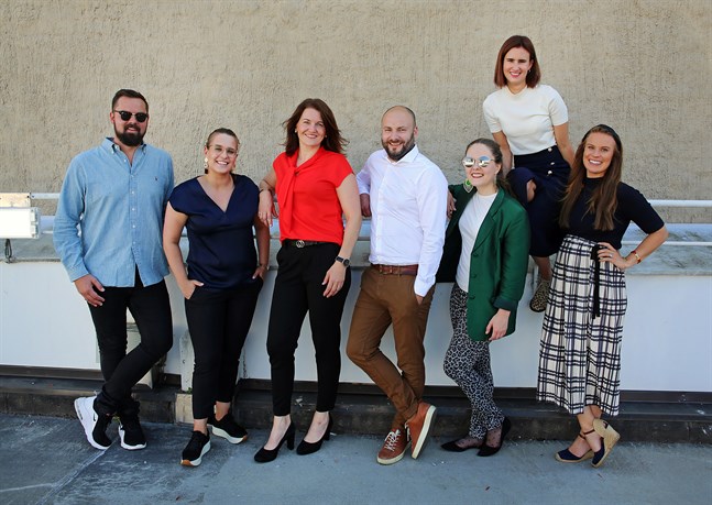 Glada miner när gänget från HSS Media och Seger Marketing förenas. Personerna på bilden är Kaj Ritala, Hannele Herranen, Viktoria Forsberg, Niklas Nyberg, Saana Klemola, Ida Storbacka och Anna Riska.