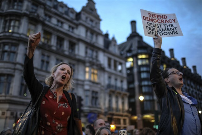 Demonstranter samlas utanför Storbritanniens parlament efter Boris Johnsons besked på onsdagskvällen.