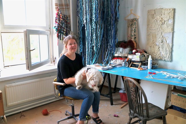 Sara Sundqvist med hunden Mumrik deltar för första gången i Konstrundan. Ett bra tillfälle att träffa folk, säger hon.