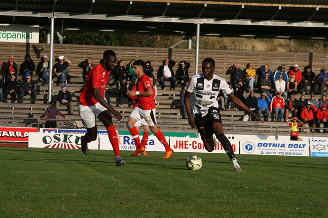 KPS svartvita färger försvinner från fotbollstrean. Bilden från förra sommarens match i Korsnäs. KPS:aren på bild heter Awancer Mamer.
