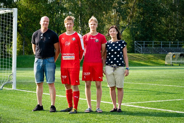 Simon Uusitalo (andra till höger) kommer från en riktig fotbollsfamilj. Storebror Samuel har kontrakt med Jaros representationslag. Här tillsammans med mamman Hanna Timmerbacka-Uusitalo pappan Jukka Uusitalo.
