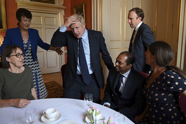 Premiärminister Boris Johnson träffar vårdanställda i London – samma dag som regeringen förlorade sin majoritetsposition i parlamentets underhus.