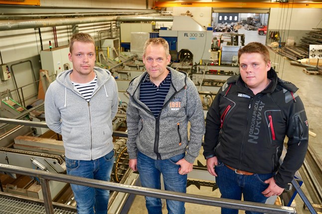 Brödratrion Fredrik, Jörgen och Sören Häggman har genomfört offensiva satsningar de senaste åren. I bakgrunden syns den nya rörlasern som företaget köpte i slutet på 2016.