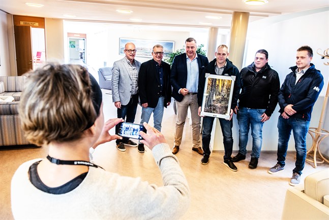 Malin Henriksson förevigar Jan-Erik Backa, Greger Forsblom och Stefan Svenfors tillsammans med pristagarna Jörgen, Sören och Fredrik Häggman från HSJ Products.