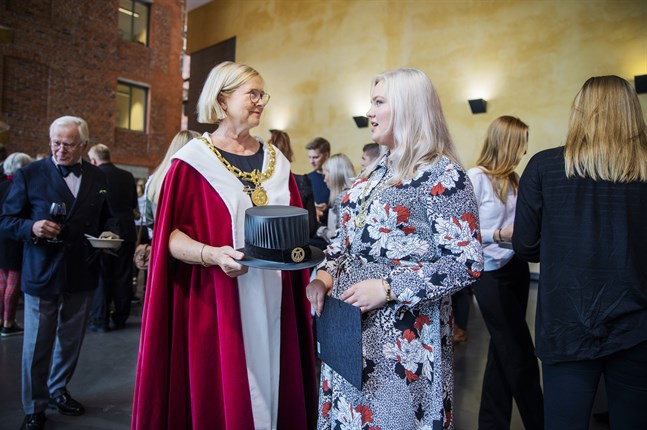 Moira von Wright i en diskussion med Studentkårens ordförande Anna Oksanen som tycker att nya rektorn gett ett mycket gott första intryck.