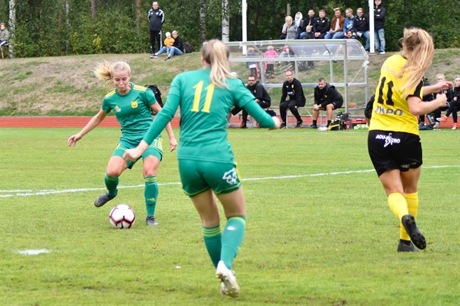 Två skarprättare i aktion. Rosa-Maria Sirén sätter 0–2 för Ilves. Roosa Tuominen (med nummer elva på ryggen) gjorde för sin del tre mål på Myran i Nedervetil. Till höger i bild Amanda Kass.