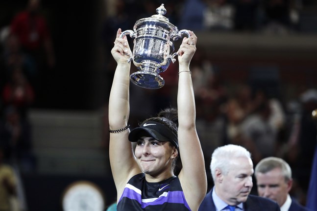 Bianca Andreescu höjer pokalen efter segern mot Serena Williams.