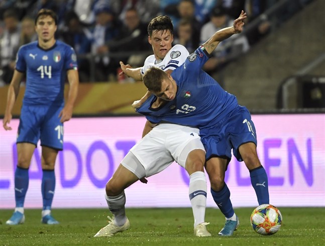 Sauli Väisänen är inte nöjd med domslutet som ledde fram till Italiens straff. Här kämpar mittbacken om bollen med mittfältaren Nicolo Barella.