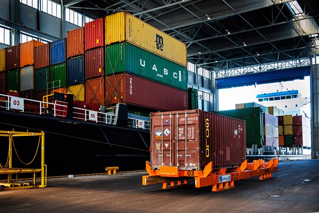 Företaget Adolf Lahti sköter bland annat om logistiktjänster i hamnen i Karleby.