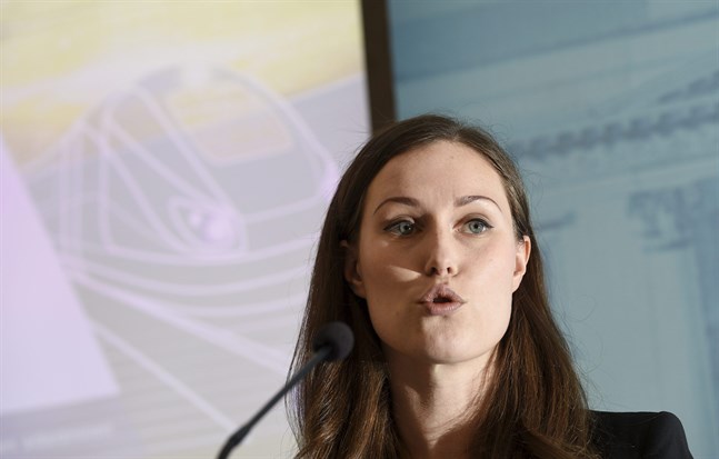 Kommunikationsminister Sanna Marin (SDP) berättar att staten börjar förhandla om att grunda bolag för att planera entimmeståget mellan Åbo och Helsingfors och Finlandsbanan från Helsingfors norrut.