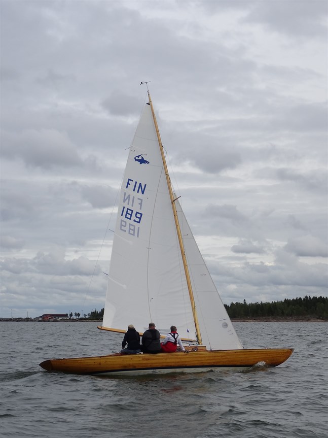 Hajen Heidi med Johan Hartell som skeppare och Auli Hartell och Mikael Bergroth som gastar tog hem segern i Siikasafari .