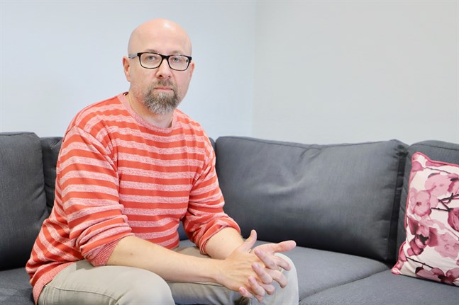 Mats Bergvik har jobbat som skolkurator i Malax och Korsnäs sedan 2001. Förr hade han hand om tretton skolor, nu har han sju. Han har märkt att ångestproblemen ökat, medan till exempel drogproblemen har minskat.